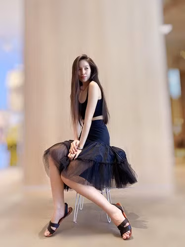 Hiền Thục e ấp như một thiếu nữ mới lớn khi phối áo thun hai dây với chiếc đầm chân ren nữ tính.