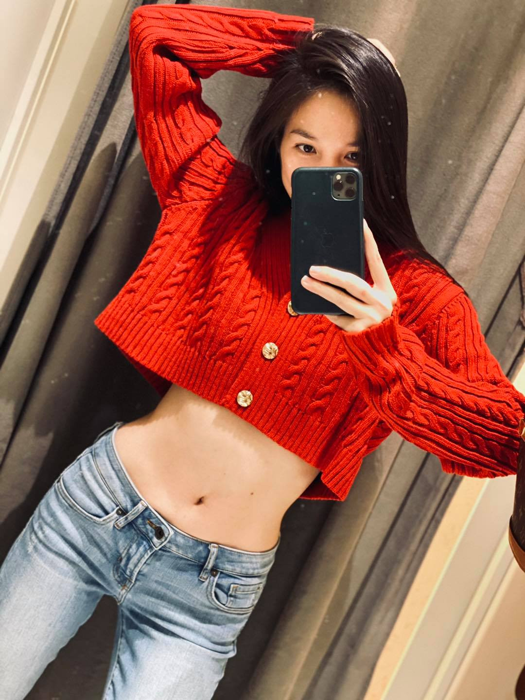 Khi mùa lạnh tới, cô chọn chiếc áo len dáng croptop phối cùng quần jeans đơn giản nhưng vẫn khoe được vòng eo con kiến.