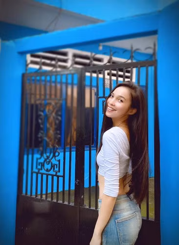 Sự trẻ trung từ nhan sắc đến cách ăn mặc khiến mọi người khó đoán được tuổi thật của nữ ca sĩ sinh năm 1981.