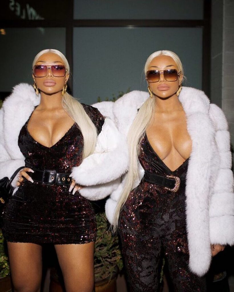 Những bộ váy áo khoét cổ sâu khiến họ lộ đôi "gò bồng đào" ngồn ngộn.