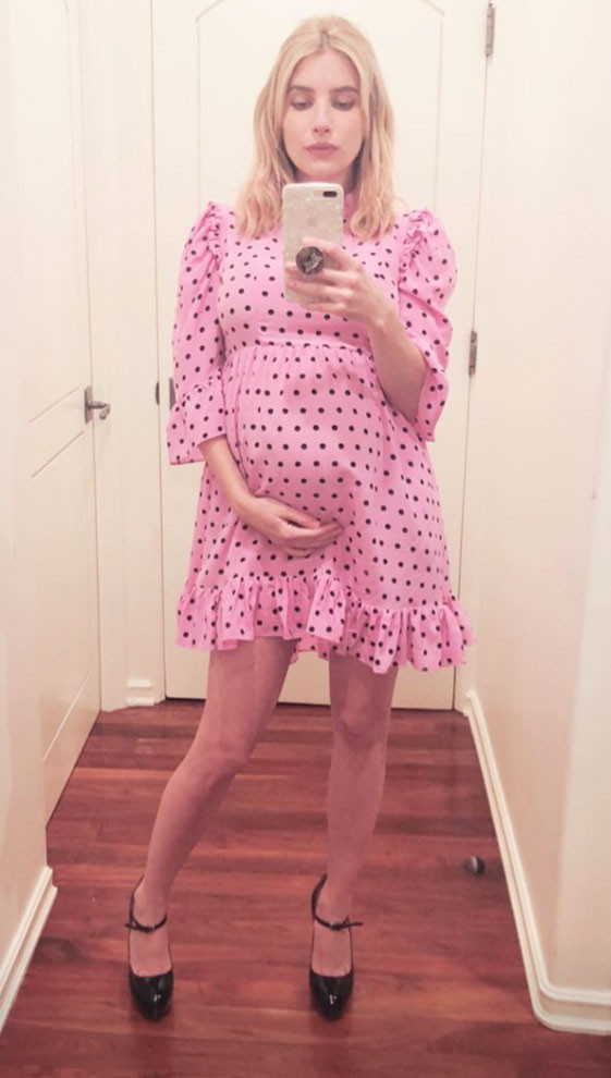 Emma diện chiếc đầm hồng chấm bi cực kỳ duyên dáng và trẻ trung.