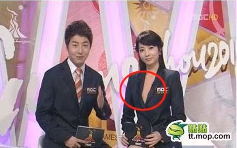 Một nữ MC Hàn Quốc khác lại mặc áo vest khoe ngực trần mà không có áo lót, nhưng vẫn hoàn toàn thản nhiên xuất hiện bên cạnh MC nam của chương trình.