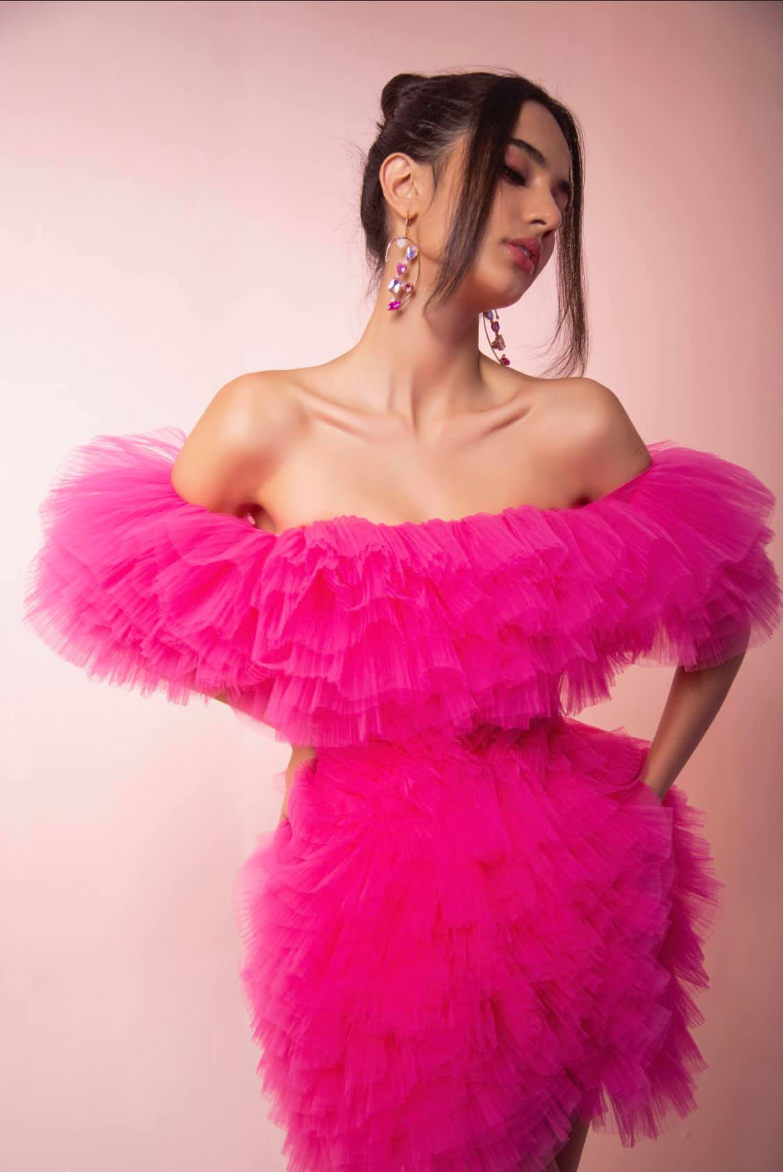 Bước sang tuổi 20, Emma Lê ngày càng xinh đẹp và biết cách chọn trang phục tinh tế, gợi cảm.