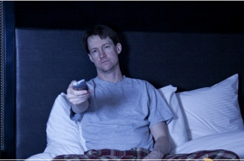 Xem tivi trước khi ngủ: Việc bật ti vi xem trước ki đi ngủ và ngủ quên không tắt sẽ khiến cho mắt của bạn dễ bị ảnh hưởng. Bởi khi bạn đi ngủ mà vẫn xem tivi cơ thể bắt đầu tiết hormon melatonine, lượng tiết ra đạt trạng thái cao nhất là vào thời điểm trước khi ngủ. Khi bạn tiếp xúc quá nhiều với ánh đèn của ti vi, đèn ngủ, lượng tiết melatonin sẽ giảm mạnh, từ đó ảnh hưởng đến khả năng sinh sản của phụ nữ.