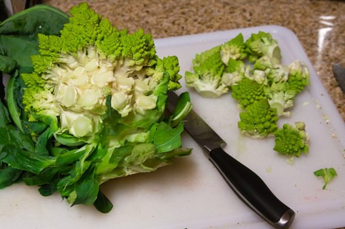 Giống bông cải xanh, Romanesco có thể ăn sống được, nhưng cũng ngon khi nấu bằng nhiều phương pháp như xào hoặc nướng. Khi được nấu, Romanesco ngọt hơn và trở thành thành phần bổ sung hoàn hảo cho món cà ri và các món ăn cay khác.