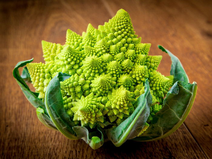 Loại rau này còn gọi là súp lơ san hô Romanesco hay còn được gọi là Broccolo Romanesco, súp lơ Romanesque hoặc súp lơ La Mã. Trông giống các loại bông cải xanh hay súp lơ trắng, tuy nhiên vẻ ngoài của Romanesco có phần lạ mắt và ấn tượng hơn hẳn.