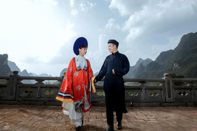 Cô dâu Thu Sao từng gây xôn xao cộng đồng mạng khi kết hôn cùng chú rể Hoa Cương kém mình 35 tuổi. Mới đây, họ vừa kỷ niệm 2 năm ngày cưới.