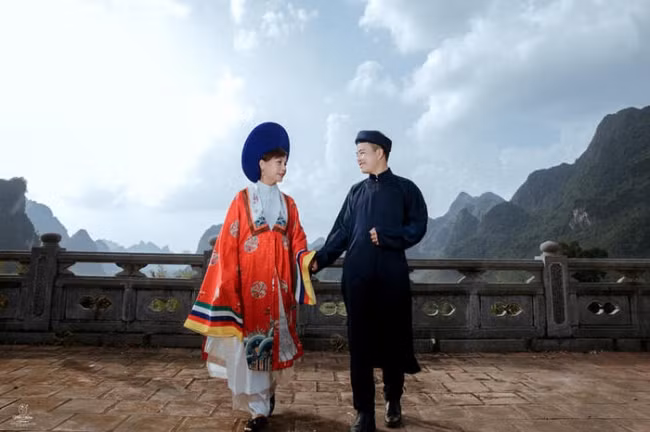 Cô dâu Thu Sao từng gây xôn xao cộng đồng mạng khi kết hôn cùng chú rể Hoa Cương kém mình 35 tuổi. Mới đây, họ vừa kỷ niệm 2 năm ngày cưới.