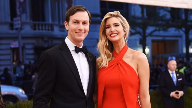 Dù có bận rộn tới đâu, Ivanka Trump vẫn thức dậy vào 5 giờ sáng để tới phòng gym tập luyện. Ngoài những bài tập cơ bản thì cô đặc biệt yêu thích động tác squats, cô tập nó mỗi sáng và nó giúp cô cảm thấy mạnh mẽ và tràn đầy năng lượng cho một ngày mới.