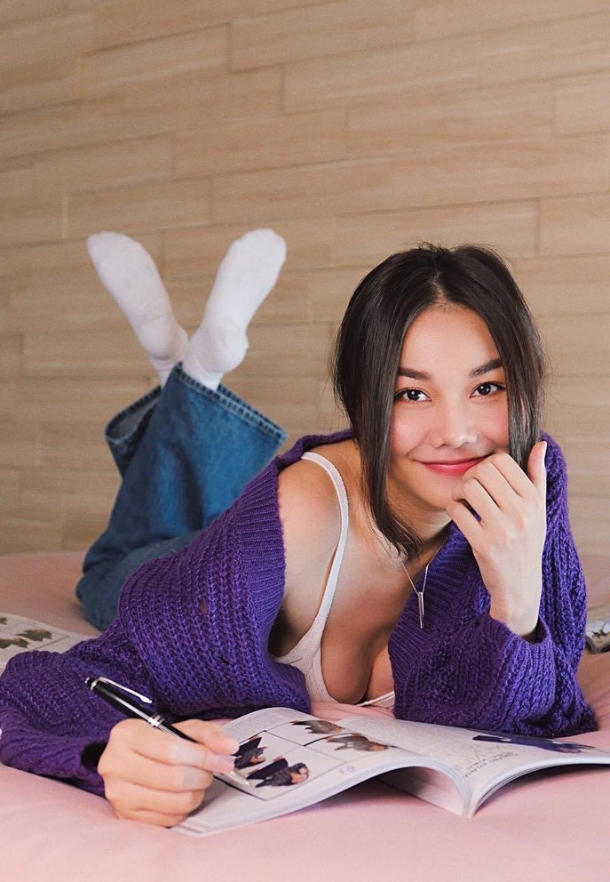 Thanh Hằng có buổi sáng thư giãn khi vừa đọc báo, vừa tập thể dục.