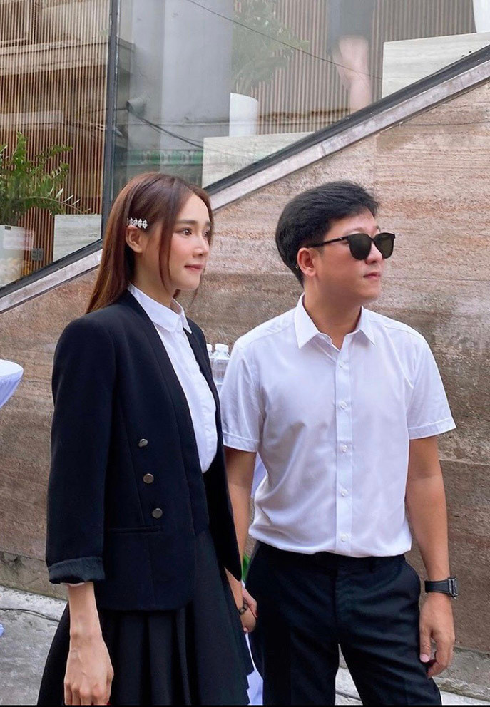 Vợ chồng Trường Giang - Nhã Phương được fan chụp trộm khoảnh khắc tình tứ nắm tay khi dự sự kiện.