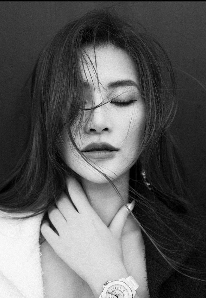 Đông Nhi lạ lẫm trong shoot hình thời trang. "Không cần thay đổi, hãy cải thiện bản thân", cô viết.