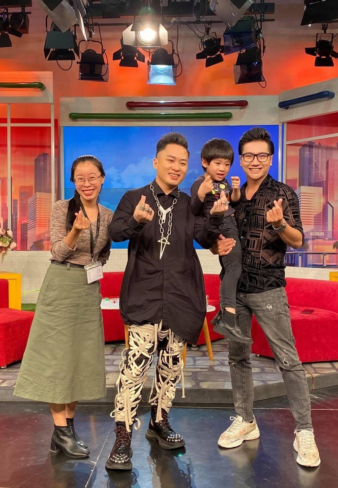 Tùng Dương cùng con trai - bé Voi hào hứng đến ghi hình show "Bữa trưa vui vẻ" với MC Công Tố.
