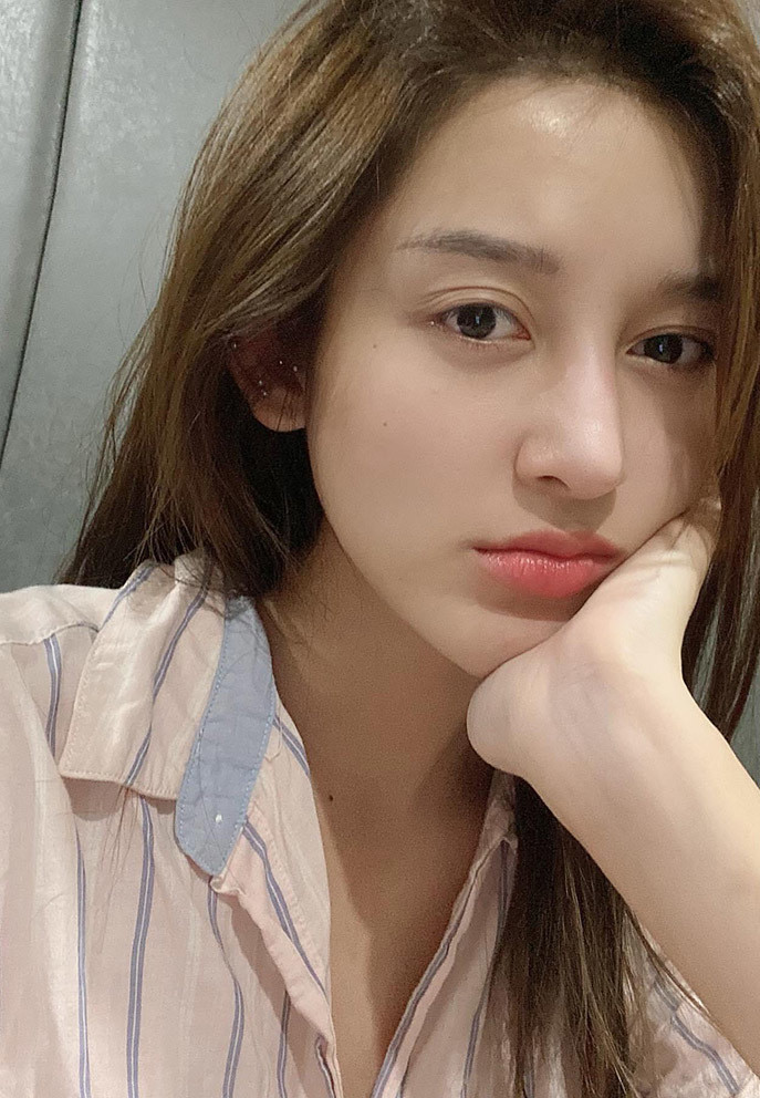 Á hậu Huyền My tự tin khoe mặt mộc khi ở nhà.