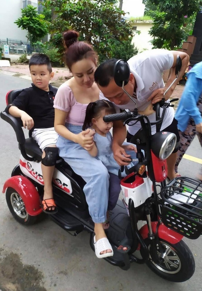 Ông xã Vy Oanh tỉ mỉ kiểm tra xe trước khi để vợ điều khiển chở các con đi dạo.