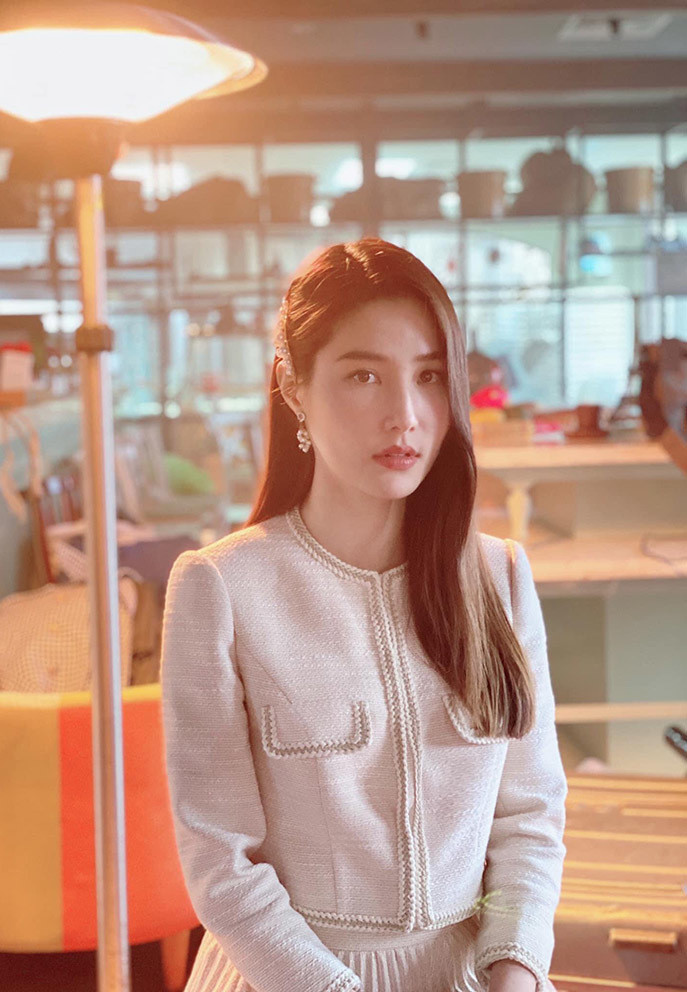 Diễm My 9x được khen trong trẻo, nhẹ nhàng với set váy tông hồng phấn khi ghi hình show.