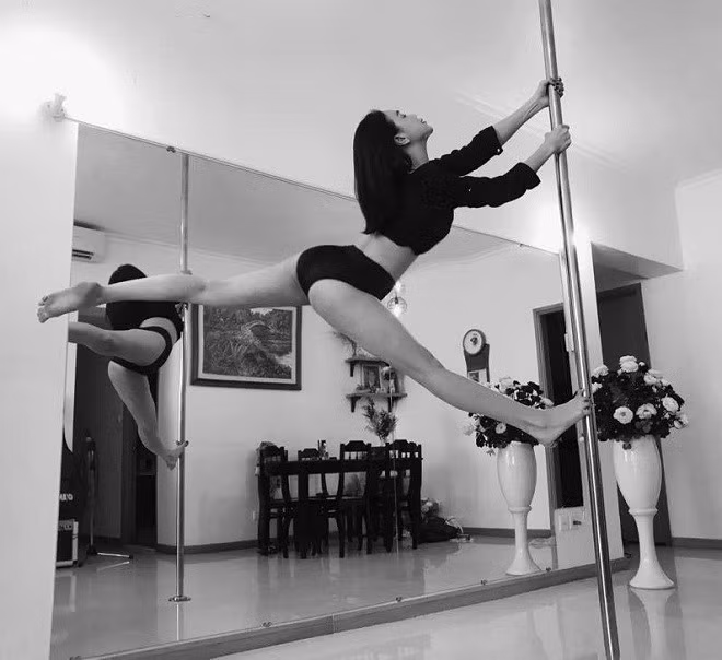 Trà Ngọc Hằng gây ấn tượng với động tác múa cột khá khó.