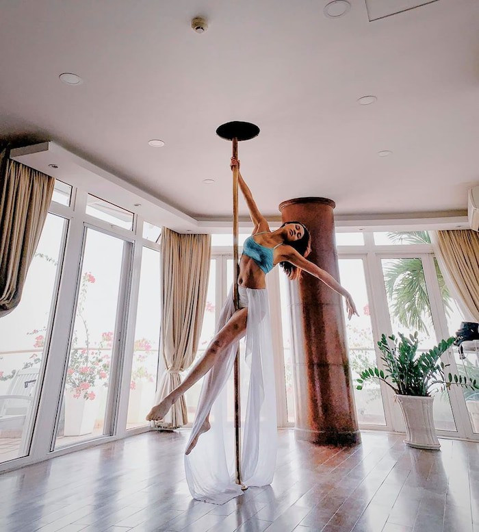 Có thể thấy không chỉ sở hữu thân hình khá thon gọn mà người đẹp còn thực hiện động tác múa cột cực sexy.