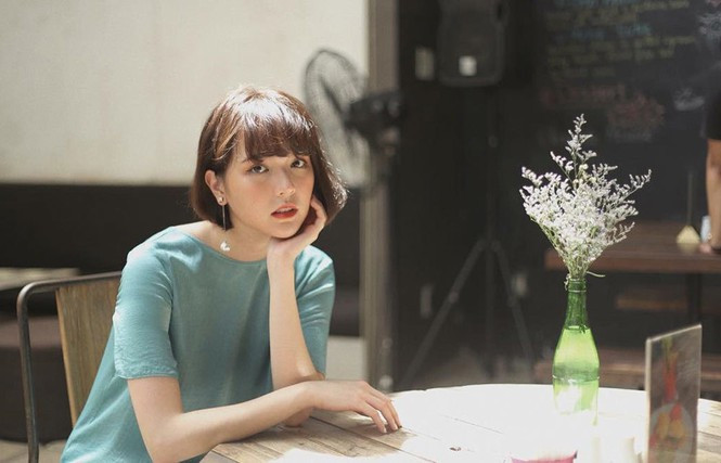 Dù ăn mặc khá đơn giản nhưng Hải Tú vẫn toát lên được nét đẹp sắc sảo.