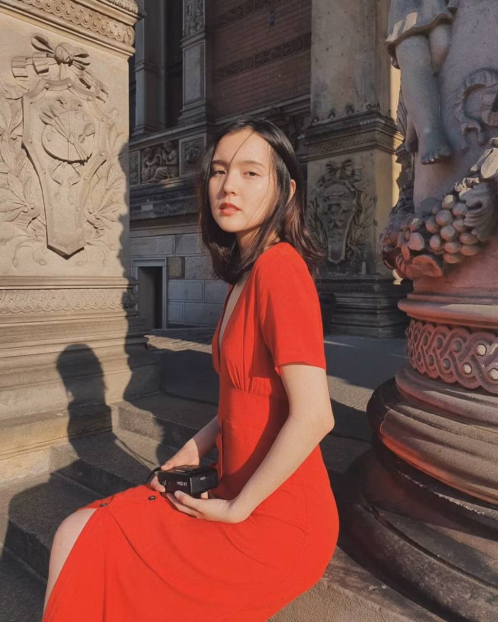 Người đẹp 23 tuổi khoe nhan sắc nổi bật trong chiếc đầm đỏ theo phong cách cổ điển.