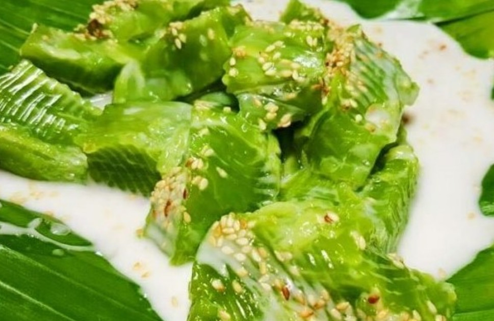 Bánh đúc lá dứa hay còn gọi là bánh đúc ngọt là một trong những món bánh màu xanh lá dứa của miền Tây mà các bạn thích ngọt không thể nào bỏ lỡ.