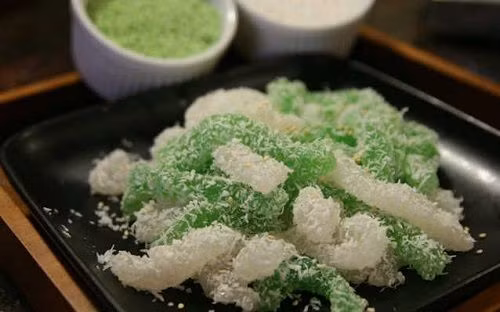 Đặc biệt, để bánh tằm khoai mì thêm màu sắc đẹp mắt, người làm bánh có thể tạo màu bằng cách sử dụng các nguyên liệu tự nhiên như lá dứa cho màu xanh lá, lá cẩm cho màu tím, hoa đậu biếc cho màu xanh dương, củ dền hay gấc cho màu đỏ, cà rốt cho màu cam. Ảnh: Internet.