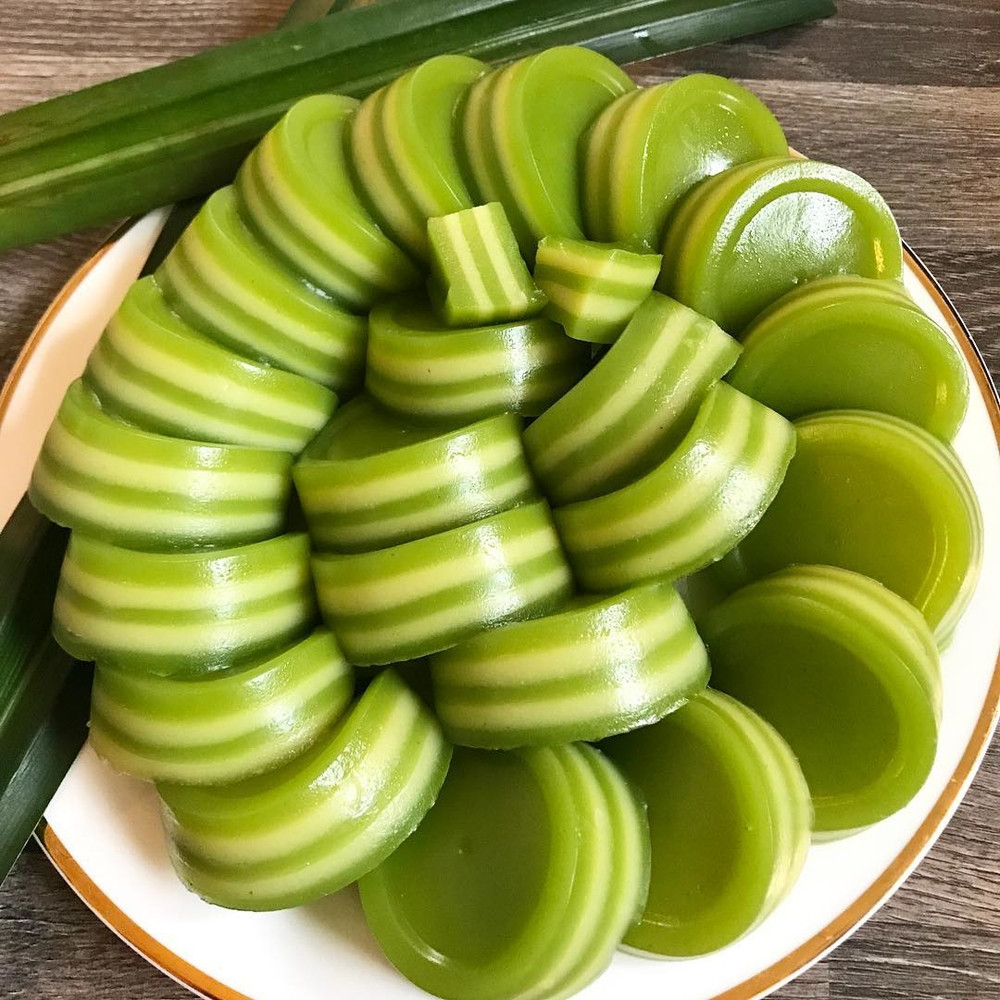 Người ta có thể dùng khuôn nhỏ hình tròn, hình trái tim để đổ bánh, hoặc nếu làm ổ bánh lớn, bạn có thể xắt thành từng miếng vừa ăn.