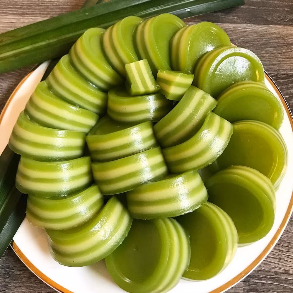 Người ta có thể dùng khuôn nhỏ hình tròn, hình trái tim để đổ bánh, hoặc nếu làm ổ bánh lớn, bạn có thể xắt thành từng miếng vừa ăn.