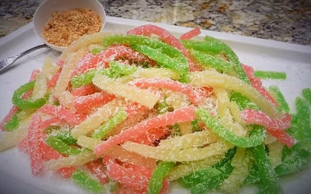 Bánh tằm khoai mì: Sở dĩ người ta gọi bánh tằm bì là vì bánh có hình dạng thon dài, có một lớp vụn dừa được phủ bên ngoài trông như những con tằm. Bánh miền Tây xanh màu lá dứa này chủ yếu được chế biến từ khoai mì, kết hợp bột năng, đường, nước cốt dừa,...