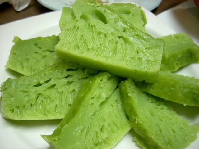 Món bánh này được làm từ bột gạo, bột năng, nước cốt dừa, men nở, muối, đường... kết hợp với một số nguyên liệu khác để đem lại những chiếc bánh đầy màu sắc, mà nổi bật trong đó là bánh bò lá dứa xanh mát mắt.