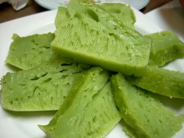 Món bánh này được làm từ bột gạo, bột năng, nước cốt dừa, men nở, muối, đường... kết hợp với một số nguyên liệu khác để đem lại những chiếc bánh đầy màu sắc, mà nổi bật trong đó là bánh bò lá dứa xanh mát mắt.