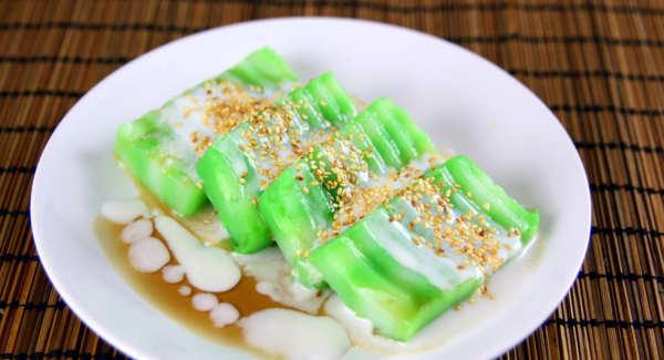 Bánh đúc lá dứa của miền Tây có màu xanh bắt mắt của lá dứa. Bánh đúc dẻo dẻo, dai dai và thơm mùi lá dứa, ăn kèm với mè, đậu phộng rang, cùng với nước đường và nước cốt dừa.