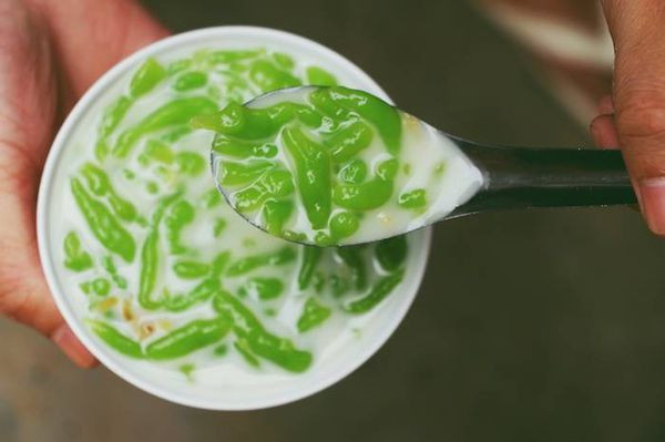 Bánh lọt nước cốt dừa là món ăn vặt mà có lẽ không tín đồ ẩm thực miền Tây nào không biết đến. Món bánh miền Tây xanh màu lá dứa này được làm từ bột gạo, bột năng, bột sắn, nước lọc, và đặc biệt không thể thiếu nước cốt lá dứa để món bánh này có màu xanh bắt mắt tự nhiên.