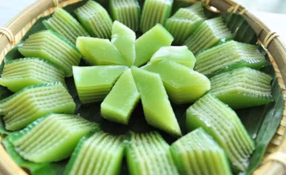 Bánh da lợn lá dứa: Đây không là món đặc sản riêng của miền nào nhưng ở mỗi miền, món bánh này lại mang mang hương vị khác nhau. Bánh miền Tây xanh màu lá dứa này thường làm từ bột năng, bột gạo, đường, nước cốt dừa, đậu xanh, vani, lá dứa...