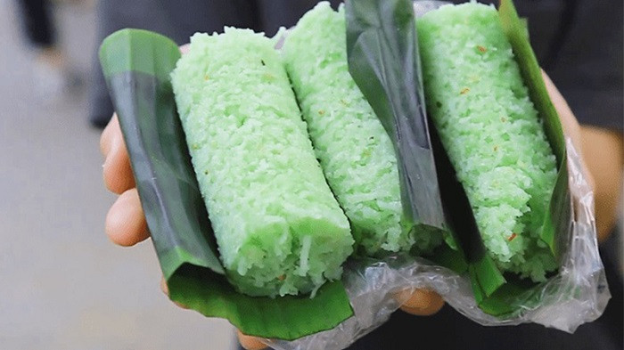 Món bánh này này được làm từ những nguyên liệu đơn giản, dễ tìm như bột gạo, nước cốt dừa, đường cát, lá dứa,... nhưng để làm nên một chiếc bánh ngon, người thợ cũng phải trải qua rất nhiều công đoạn từ khâu chọn nguyên liệu cho đến khi chế biến.