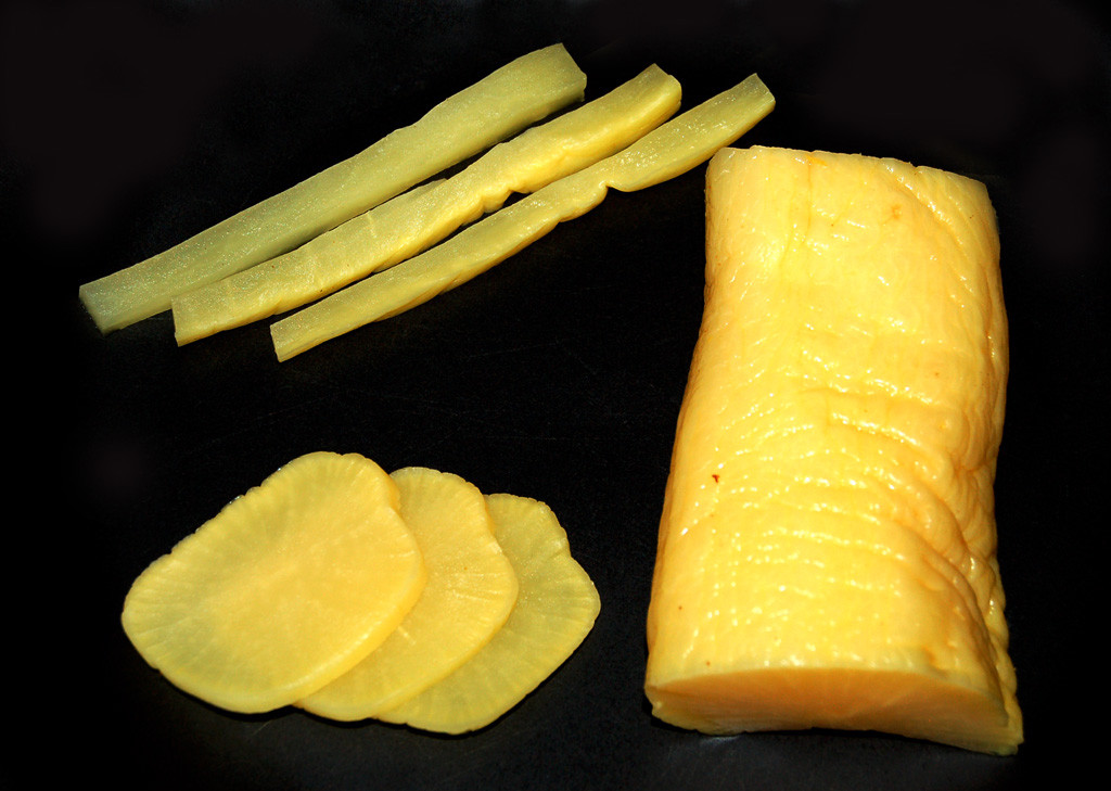 Thường thì các loại cải muối sẽ có vị mặn nhưng củ cải vàng thì lại có vị chua chua ngọt ngọt khác biệt.