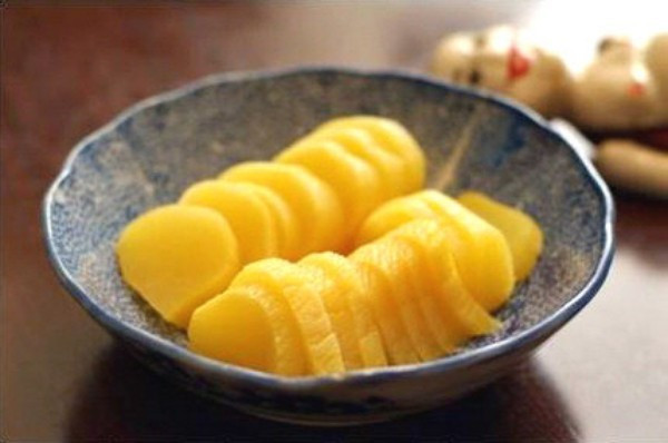 Không chỉ xuất hiện tại bữa cơm gia đình ngày nay, củ cái muối là một trong những món ăn trên thực đơn của các nhà hàng Nhật.