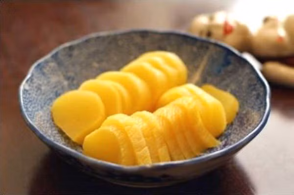 Không chỉ xuất hiện tại bữa cơm gia đình ngày nay, củ cái muối là một trong những món ăn trên thực đơn của các nhà hàng Nhật.