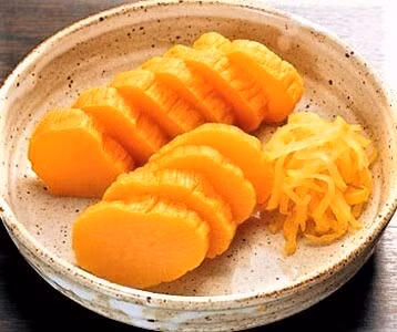 Củ cải được ăn kèm với các món ăn như: sashimi, sushi, thịt nướng,... nên củ cải muối được lựa chọn là món kèm giúp trung hòa món ăn, tốt cho tiêu hóa.