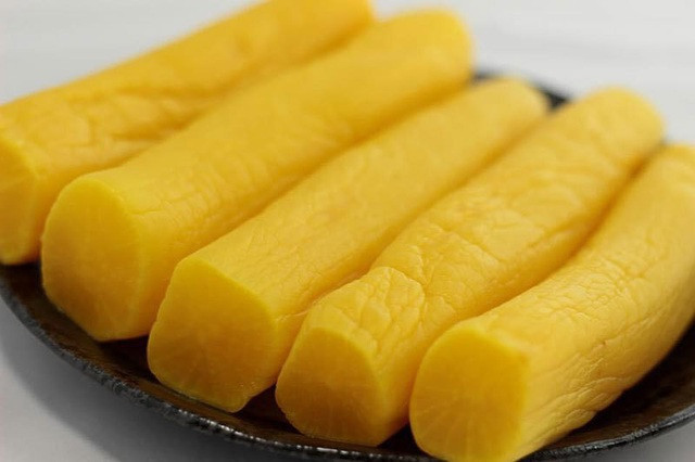  Củ cải muối Nhật Bản ăn giòn, có vị chua ngọt, thơm bùi. Đây là món dưa muối truyền thống rất phổ biến ở đất nước Mặt trời mọc. Nó giống kiểu các món dưa cải muối chua truyền thống của Việt Nam.