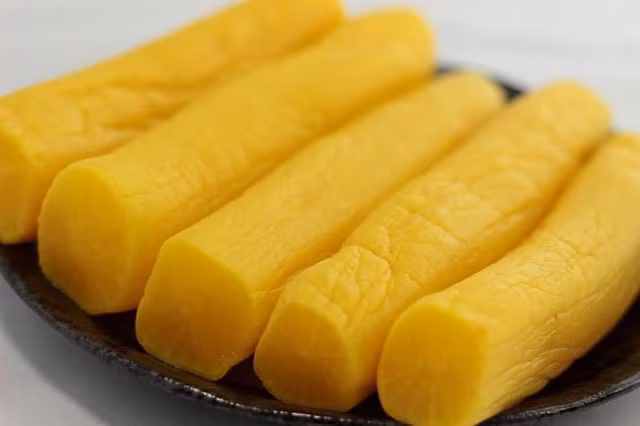  Củ cải muối Nhật Bản ăn giòn, có vị chua ngọt, thơm bùi. Đây là món dưa muối truyền thống rất phổ biến ở đất nước Mặt trời mọc. Nó giống kiểu các món dưa cải muối chua truyền thống của Việt Nam.