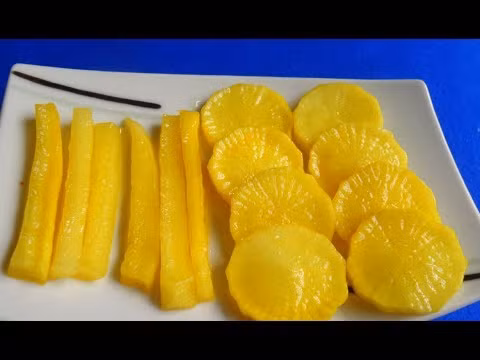 Một trong những sự kết hợp nổi tiếng của củ cải muối vàng là với món mì tương đen được rất nhiều người yêu thích.