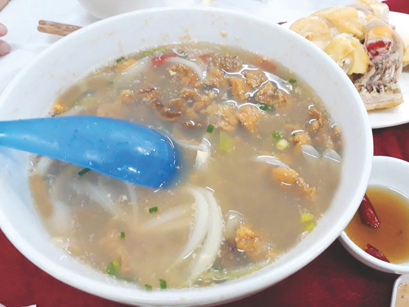 Canh cầu gai được nấu rất đơn giản. Nước sôi cho thêm gia vị như mắm, muối, ớt quả vừa miệng rồi thả vào đun nhỏ lửa trong 1-2 phút cho tới khi miếng cầu gai nở bung như hình bông hoa. Canh cầu gai được nấu nhỏ lửa để không bị bén nồi, khê làm ảnh hưởng đến chất lượng món ăn. Sau cùng là cho thêm hành tây thái nhỏ là sự kết hợp rất độc đáo, nhằm tăng thêm vị ngọt cho món ăn rồi tắt bếp là đã hoàn thành món ăn đơn giản nhưng vô cùng thơm ngon. Ảnh: Internet.