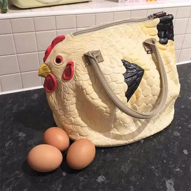 Mẫu túi ban đầu chỉ có màu vàng sản xuất từ năm 2013, sau đó có thêm phiên bản màu đỏ. Ngoài túi xách tay cỡ trung bình, hãng còn làm ví đựng tiền hình con gà.