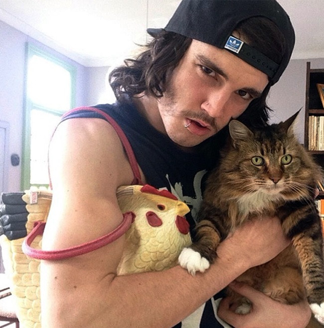 Không chỉ phụ nữ yêu thích, túi con gà còn được lòng phái mạnh. Ảnh: Internet.