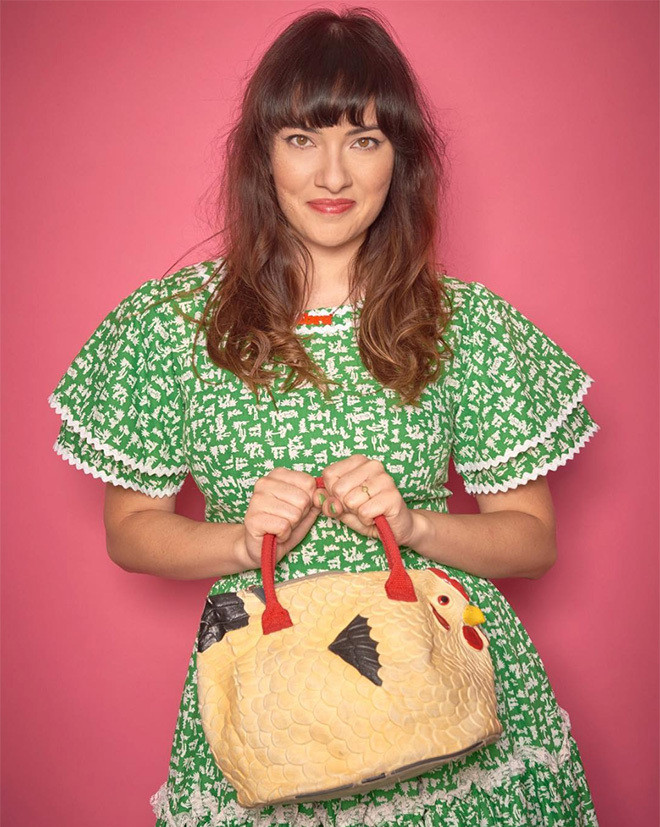 Một tín đồ yêu thích nó tới mức lập Instagram mang tên "A Fowl Purse" chỉ để đăng các tấm ảnh xách túi hình con gà khi chu du khắp nơi.