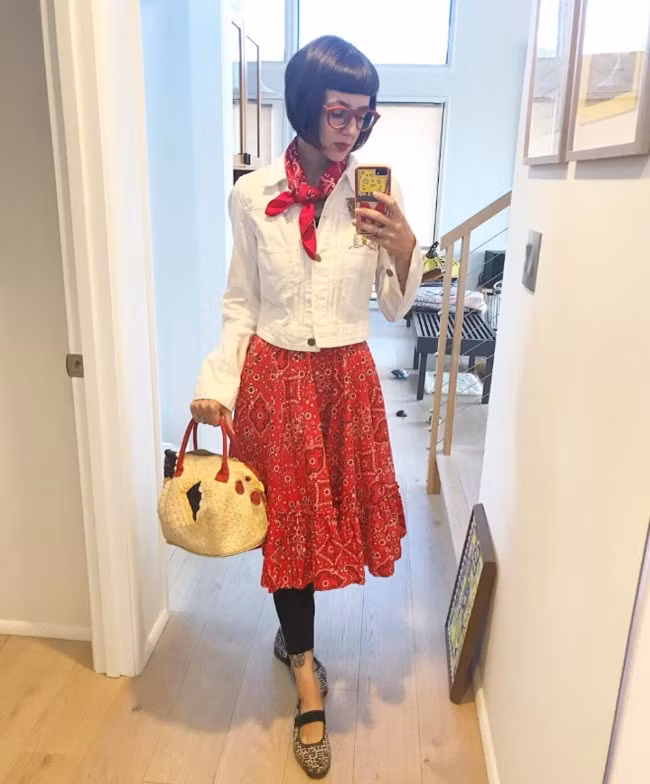 Đây được coi là món phụ kiện nổi bật nhất mùa thu đông này. Trên Instagram, nhiều người khoe cách mix đồ với mẫu túi hot.