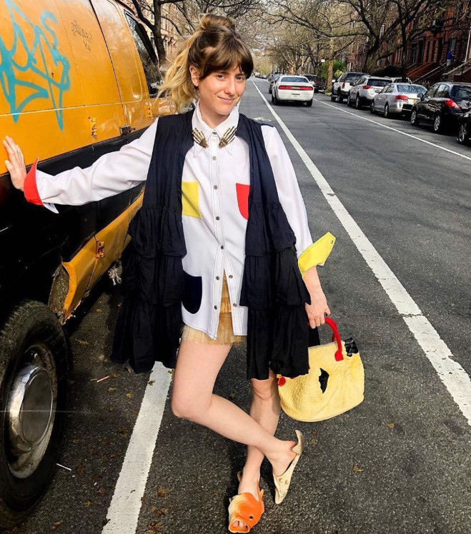 Sự yêu thích của giới mộ điệu dành cho túi hình con gà đến từ phom dáng ngộ nghĩnh, độc đáo giúp tạo điểm nhấn khác biệt trên bộ trang phục.