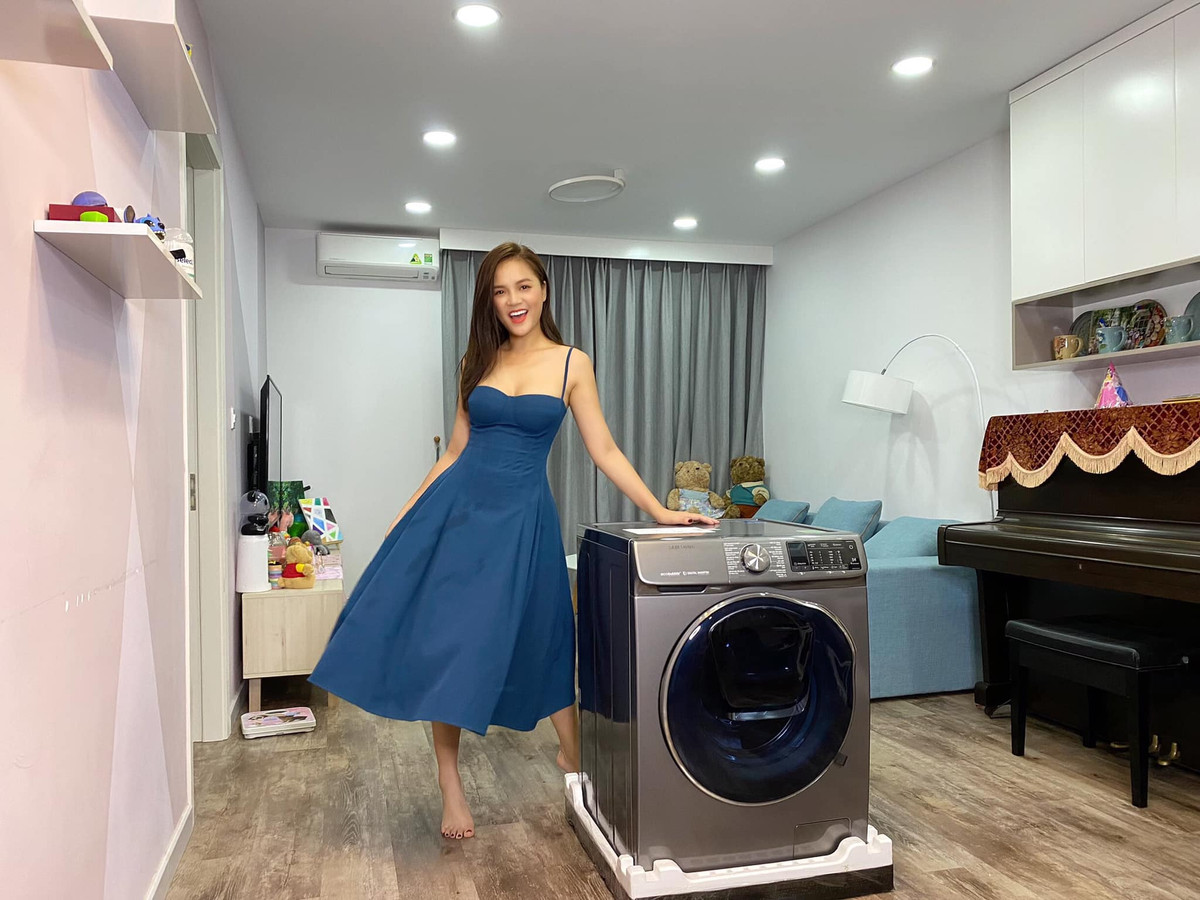 Trên trang cá nhân, Thu Quỳnh thường xuyên khoe gu thời trang gợi cảm, quyến rũ khiến fan “nhức mắt”.