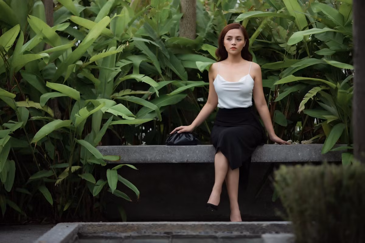 Nữ diễn viên khá chuộng những trang phục hai dây, đầm ôm sát cơ thể, khoe tối đa lợi thế.